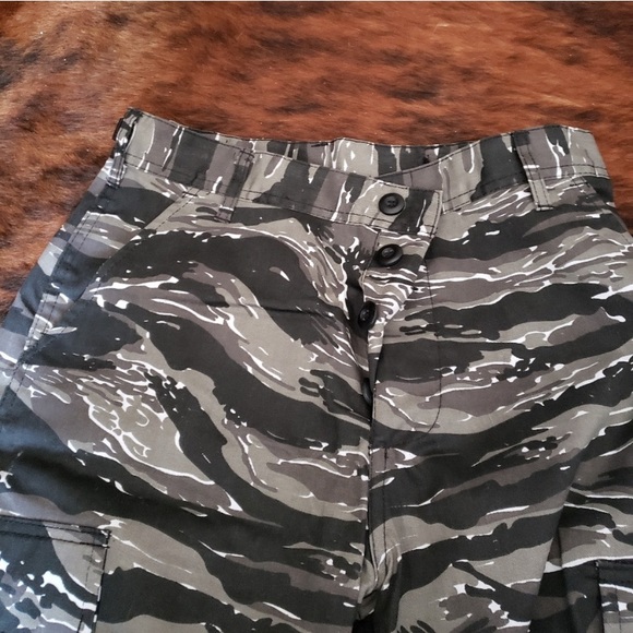 NWOT Camo Pants - Picture 3 of 4